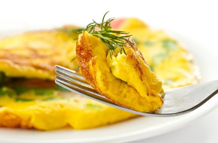Омлет на сковороде: простые и вкусные рецепты, пышный омлет, с молоком, с сыром, с колбасой, с помидорами и с грибами + секреты приготовления