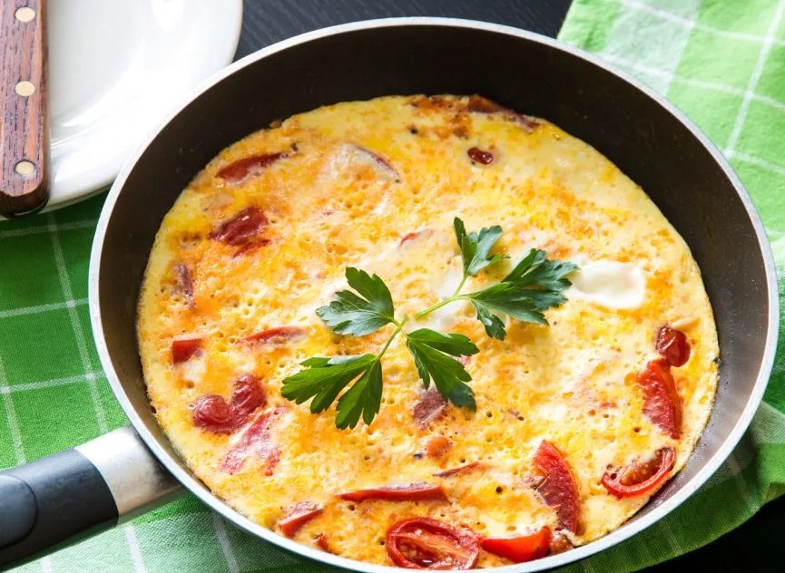 Омлет на сковороде: простые и вкусные рецепты, пышный омлет, с молоком, с сыром, с колбасой, с помидорами и с грибами + секреты приготовления