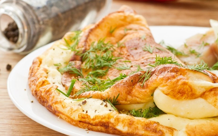 Омлет на сковороде: простые и вкусные рецепты, пышный омлет, с молоком, с сыром, с колбасой, с помидорами и с грибами + секреты приготовления