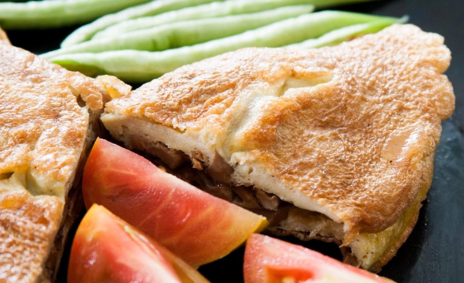 Омлет на сковороде: простые и вкусные рецепты, пышный омлет, с молоком, с сыром, с колбасой, с помидорами и с грибами + секреты приготовления